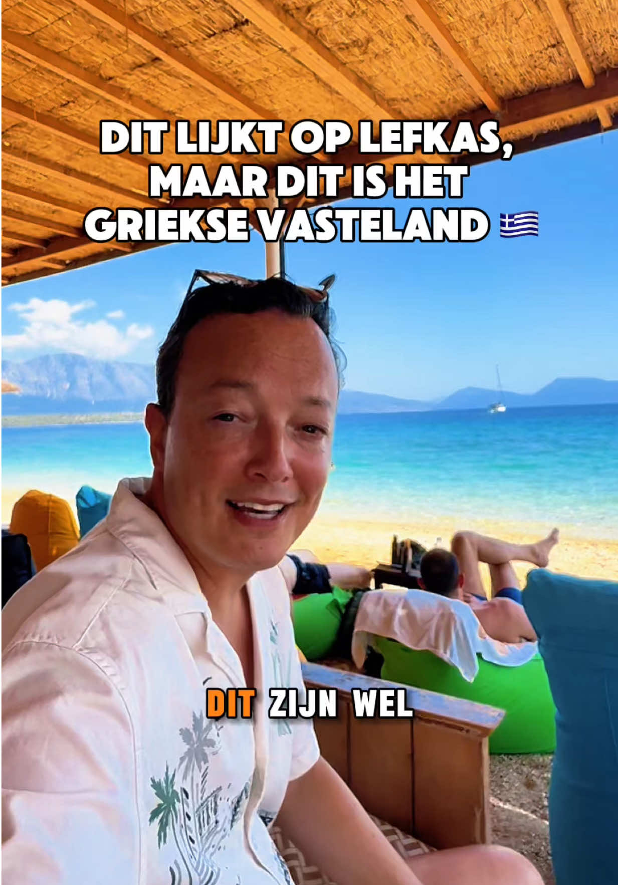 Ookal vloog ik op het Griekse Preveza, Lefkas was niet mijn bestemming! Dit strand had precies dat blauwe zeewater dat ik zag op Lefkada en Corfu, maar dit is het vasteland van Griekenland! Had jij dat gedacht? Het artikel over Paleros en dit strand staan nu online! #griekenland #lefkas #paleros #reistips #preveza 