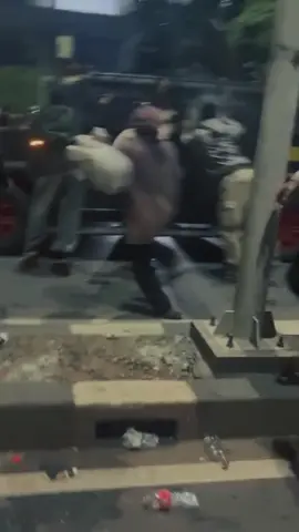 “Nabrak ojol terus kabur? 🤡 Brimob apa tukang tabrak lari? Seragam gagah tapi mental tempe. Berani nunjukin kuasa, giliran salah langsung lari terbirit-birit. Ingat, rakyat bukan budak, driver ojol punya harga diri. 🚨🔥” #BrimobKabur #MentalTempe #OjolBersatu #TabrakLari #KeadilanUntukOjol 