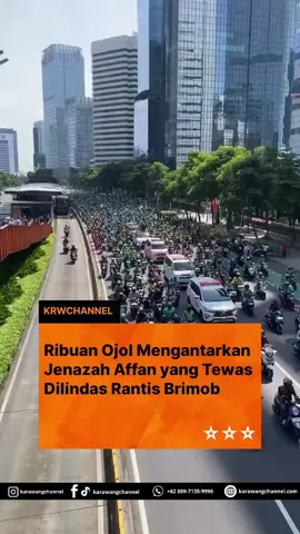 JAKARTA - RIBUAN pengemudi ojek online (ojol) mengawal pemakaman Affan Kurniawan, pengemudi ojol yang meninggal dunia usai dilindas mobil kendaraan taktis Brimob. Para sopir ojol itu berangkat dari kediaman Affan di Jalan Blora, Menteng, ke TPU Karet Bivak, Jakarta, Jumat, 29 Agustus 2025. Di sepanjang jalan, ribuan ojol menyerukan tuntutan keadilan atas insiden ini. Beberapa dari mereka juga mengiri Affan dengan doa seperti 'Laillahaillalah' berkali-kali.  Mendiang Affan tiba di TPU Karet Bivak sekitar pukul 10.00 dengan ambulans. Para ojol sigap membawa jenazah dari mobil ke Blok AA1, Blad 1070, petak 0930. Di sela-sela mereka, tampak Ibunda Affan menangis. Kalimat zikir dan doa terus berkumandang di kawasan TPU.  Ketua Serikat Pekerja Angkutan Indonesia (SPAI), Lily Pujiati, mengatakan Affan meninggal pada malam hari setelah dilindas mobil Brimon. Jenazah Affan Kurniawan ketika itu dibawa ke Rumah Sakit Cipto Mangunkusumo (RSCM), Jakarta Pusat. Kepala Kepolisian Kepolisian Republik Indonesia Jenderal Listyo Sigit Prabowo mendatangi RSCM untuk melihat jenazah dan menemui keluarga korban. Ia menyebut musibah ini menjadi evaluasi bagi polisi dalam bertugas. “Kami akan menindaklanjuti peristiwa yang terjadi. Saya minta maaf kepada keluarga korban dan seluruh keluarga besar ojek online atas musibah yang terjadi,” ucap Sigit di depan ruang jenazah RSCM pada Jumat dinihari, 29 Agustus 2025. Sigit tidak mampu menjelaskan secara konkret solusi yang ia tawarkan untuk menyelesaikan masalah brutalitas aparat ketika menghadapi demonstran. Akibat dari kejadian ini, sebanyak tujuh personel Brimob Polda Metro Jaya menjalani pemeriksaan. Atas peristiwa ini, ribuan ojol pun mengepung markas Brimob di kawasan Kwitang, Senen, Jakarta. Aksi berlangsung hingga dinihari.  Direktur Public Affairs & Communications PT GoTo Gojek Tokopedia Tbk (GOTO) Ade Mulya menyatakan, perusahaannya akan memberikan santunan terhadap korban. 