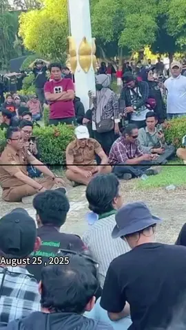 .From chanting slogans to burning vehicles. How the situation in Pati, Indonesia escalated in just a few hours. #timeline #breakingnews #indonesia #protest #escalation 