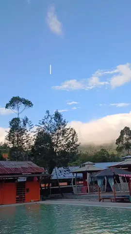 🌿Saha nu hayang ngarasakeun kaéndahan alam nu masih seger jeung asri? Hayu urang ka Bandung kidul! 🏞️ Kabupaten Bandung teh pinuh ku surga alam nu can kabuka sadayana, hayang nyoba ngajajah? 🌸 Ti gunung, situ nepi ka curug, kabeh aya di Kabupaten Bandung. Moal bosen ngideran tempat ieu mah! 🚶‍♀️ Loba nu nyebut Bandung téh kota wisata, tapi geus kungsi ngajajah Kabupaten Bandungna acan? 🌲 Asri, seger, jeung ngeunah keur healing. Éta nu bakal kapanggih mun datang ka tempat wisata di Kabupaten Bandung💚 #tadaburalam  #bandung  #pangalengan  #wisataalam 