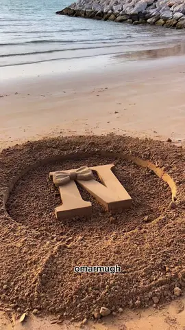 حرف اسمك#n #رسم_على_الرمل #beachart #الامارات #العراق 