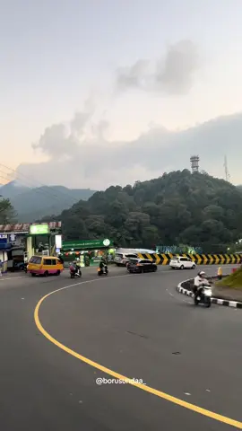 aku kamu dan puncak,, #vibesbogor #kotahujan #puncakbogor #kebuntehpuncak #puncakpass  ig : @borusundaa_