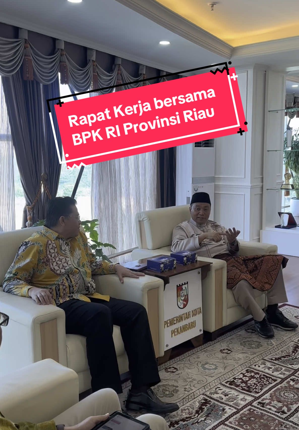 Hari ini saya pakai baju melayu riau Makan siang dengan nasi kapau Rapat kerja bersama BPK RI Riau Untuk Kota Pekanbaru yang kemilau Menghimbau kepada seluruh OPD dan ASN dilingkungan Kota Pekanbaru mari sama-sama kita kerja dengan maksimal dan tidak ada lagi yang mementingkan pribadi agar Kota Pekanbaru menjadi lebih baik. #rapat #pemerintah #kotapekanbaru 