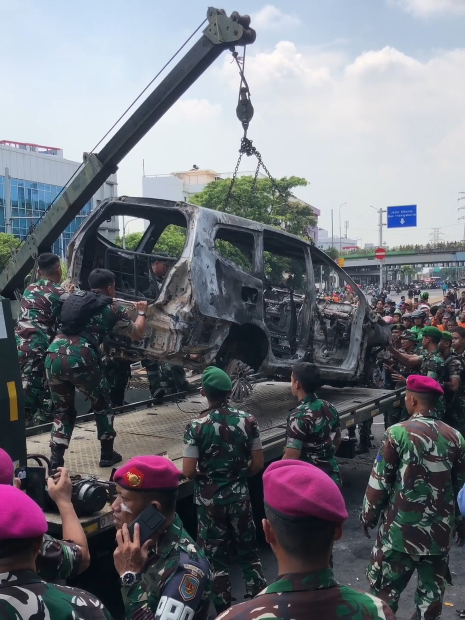 Pasukan Marinir dan Kostrad Turun Tangan Bersihkan Sisa-Sisa Amukan Massa di Kwitang Untuk membantu mengawal dan mengamankan aksi demo di Markas Satbrimob Polda Metro Jaya, Kwitang, Jakarta Pusat, prajurit TNI dari Korps Marinir dan Kostrad turun tangan pada Jumat, 29 Agustus 2025. Mereka meredam dan memadamkan amarah massa yang menuntut pengusutan kasus tewasnya #Affan Kurniawan yang meninggal dunia setelah menjadi korban dalam insiden tragis yang melibatkan rantir Brimob pada Kamis, 28 Agustus 2025. Massa menuntut agar pengusutan kasus tersebut dengan seadil-adilnya. 