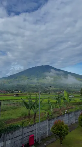 Best view✨ . . . . . . . . . . . . . . . . #minang #sumbar #bukittinggi #musikminang #minangtiktok #bukittinggivlog #padangpanjang #bukittinggitiktok #marapisumbar #sunset #erupsimarapi #gunungmarapi #ngaraisianok #tabiangtakuruang #singgalang #sunset #takjil 