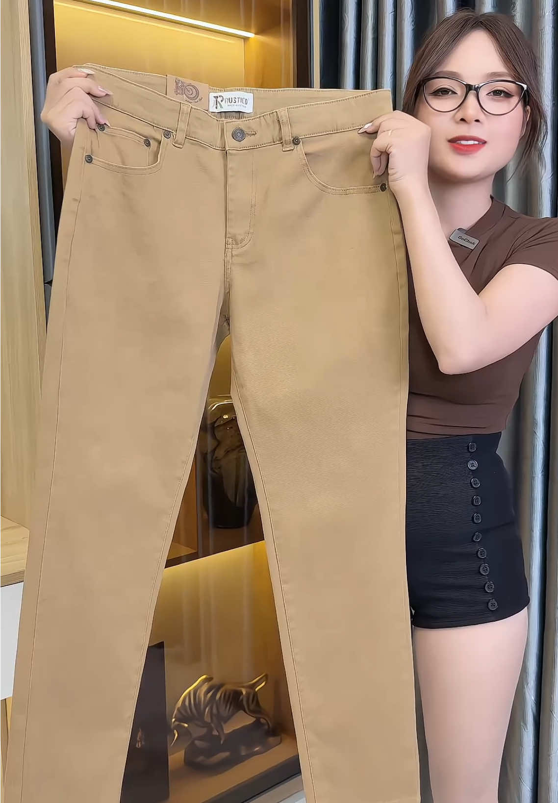 Quần kaki nam phân khúc cao cấp xịn THE RUSTICO, chất vải dày dặn đứng dáng, chuẩn gu sang trọng lịch lãm #THERUSTICO #quanKakiNam #thoitrangNam #Lanhpuca #outfitNam 