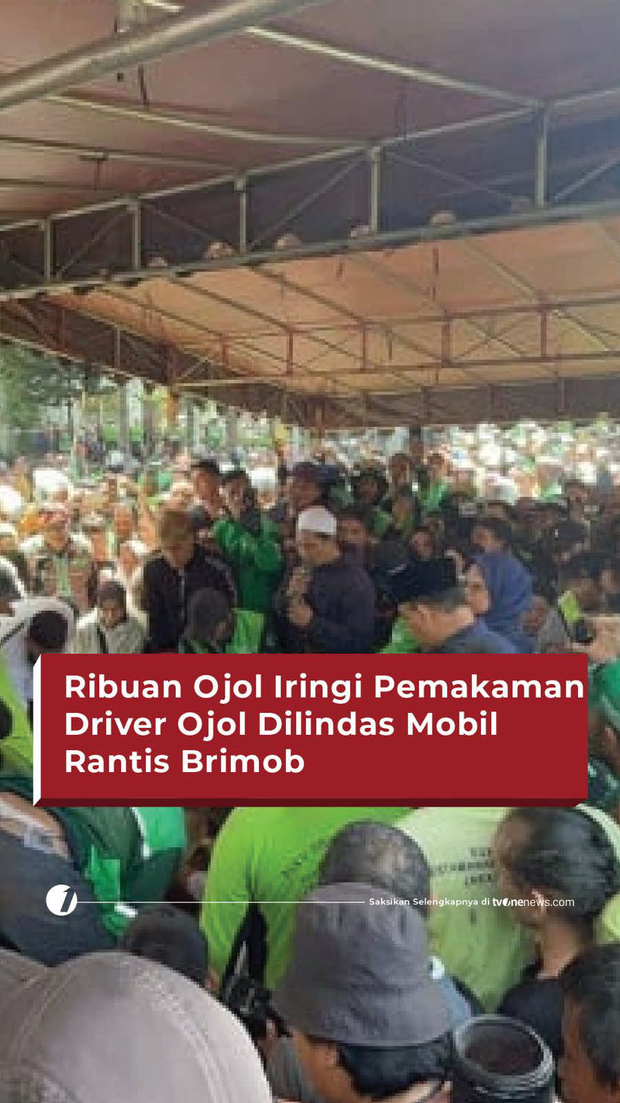 Suasana haru mewarnai prosesi pemakaman Affan Kurniawan, driver ojek online (Ojol) yang tewas terlindas kendaraan taktis (Rantis) Barracuda Brimob, Kamis (28/8/2025) malam. Afan dimakamkan di TPU Karat Bivak, Jakarta Pusat, Jumat (29/8/2025) pagi.Ribuan rekan sesama driver ojek online hadir untuk mengiringi jenazah ke tempat peristirahatan terakhir. Sejumlah tokoh publik juga tampak hadir, termasuk mantan Gubernur DKI Jakarta Anies Baswedan. Prosesi pemakaman berlangsung penuh isak tangis keluarga, sahabat, dan kerabat yang merasa kehilangan sosok Affan. Simak Berita Selengkapnya di https://shorturl.bz/xAs #HardNews_Nasional #tvOne #CariBeritaditvOne #FO01 #FlashOne   