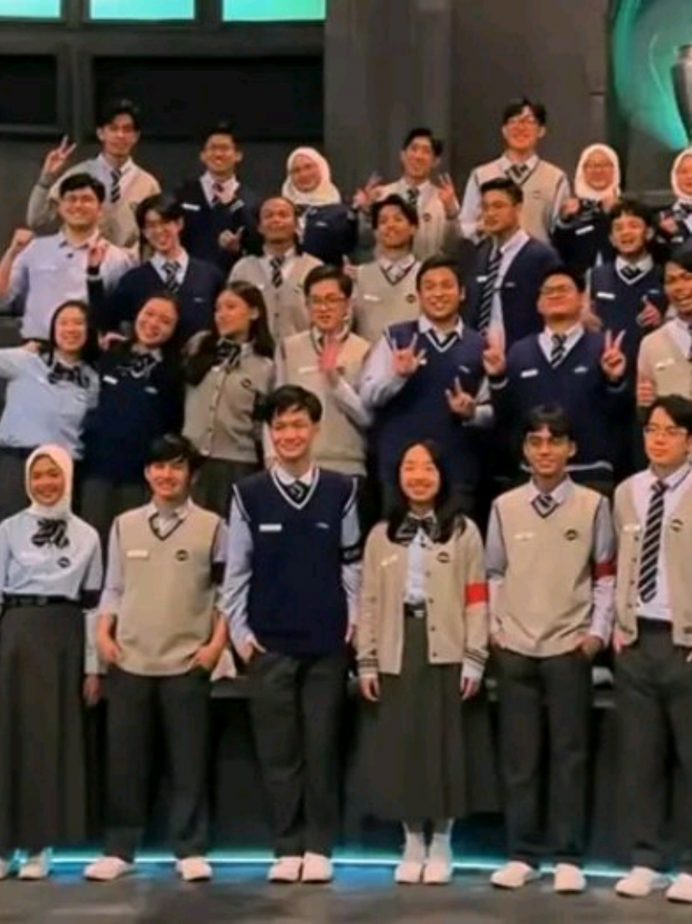 Beruntunglah kita memiliki anak-anak cerdas dari AOC dan COC yang berani bersuara. Semoga kita selalu dilindungi atas apa yang terjadi di negara ini.  Aku izin menggunakan suara Luthfi karena hanya itu yang aku punya dan relevan dengan situasi saat ini. Note: Screenshot di dalam vidio hanya sebagian yang lewat di aku.  #fyp #clashofchampions #cocs2 #ruangguru 