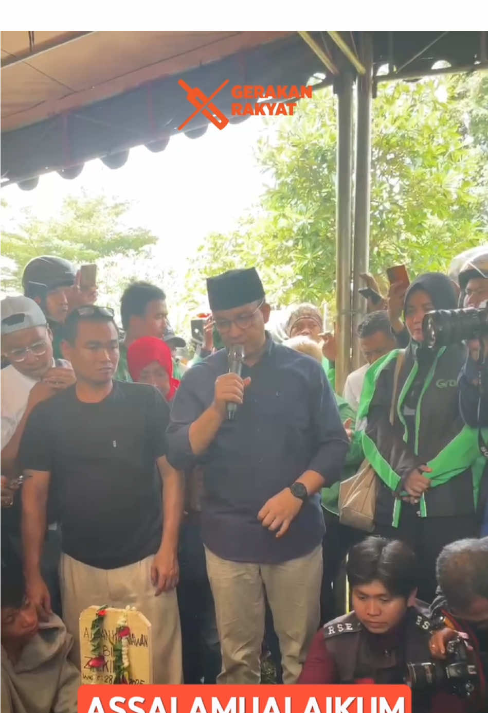Pak @Anies Rasyid Baswedan menghadiri pemakaman almarhum Affan. Kehadiran ini menjadi teladan bahwa seorang tokoh publik harus senantiasa membuka mata dan hati, serta menunjukkan empati terhadap situasi yang tengah dialami masyarakat. #ojol #affan #dpr #rip 
