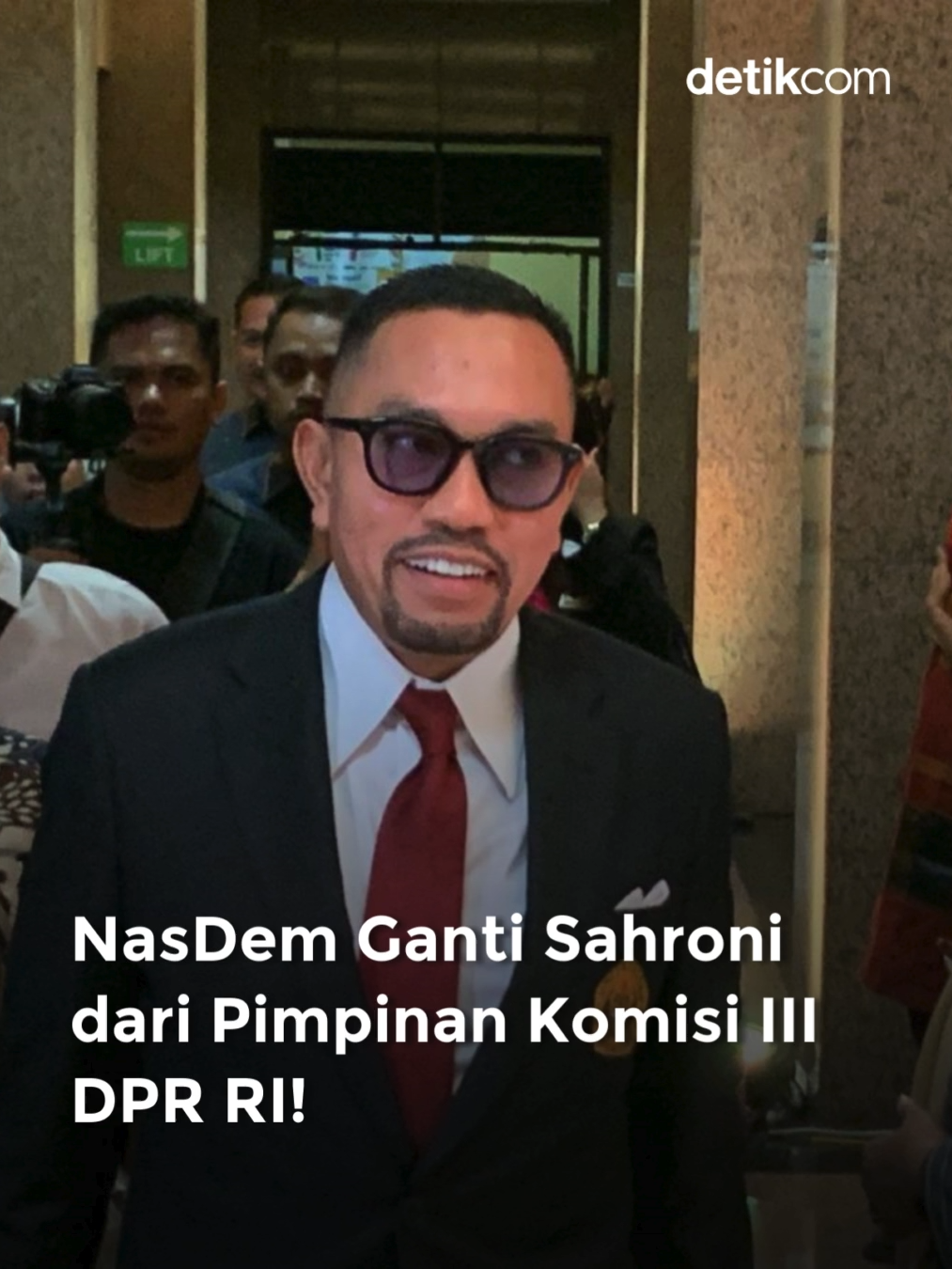 Fraksi Partai NasDem mengganti anggota DPR Ahmad Sahroni dari posisi pimpinan Komisi III DPR. Ahmad Sahroni tak lagi menjadi Wakil Ketua Komisi III DPR. Surat penggantian Sahroni dari pimpinan Komisi III DPR beredar di kalangan wartawan, Jumat (29/8/2025). Surat itu bernomor F.NasDem.758/DPR-RI/VIII/2025. Surat tersebut sudah ditandatangani oleh Ketua Fraksi Partai NasDem Viktor Bungtilu Laiskodat. Kemudian, Sahroni sendiri sebagai Sekretaris Fraksi Partai NasDem juga meneken surat itu. Dalam surat yang beredar itu disebutkan bahwa Sahroni diganti dari Wakil Ketua Komisi III DPR. Ia kini menjabat sebagai anggota Komisi I DPR. Baca berita selengkapnya hanya di detik.com ! Foto: Taufiq Creator: Jo #sahroni #nasdem #detikcom #komisi3