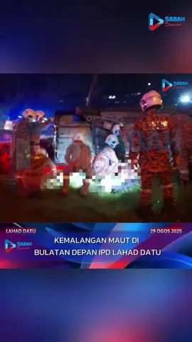 KEMALANGAN MAUT DI BULATAN DEPAN IPD LAHAD DATU LAHAD DATU; 29 OGOS 2025 (Jumaat) – Seorang wanita berusia 19 tahun maut manakala dua lelaki cedera selepas kereta jenis Perodua Bezza dinaiki terbabas di Bulatan depan Ibu Pejabat Polis Daerah (IPD) Lahad Datu, awal pagi tadi. Pusat Gerakan Operasi (PGO) Jabatan Bomba dan Penyelamat Malaysia (JBPM) Sabah dalam kenyataan memaklumkan, pihaknya menerima panggilan kecemasan melalui talian MERS999 pada jam 4.42 pagi. Sebuah jentera LFRT bersama sebuah EMRS dengan kekuatan sembilan anggota dari Balai Bomba dan Penyelamat (BBP) Lahad Datu dikerahkan ke lokasi kejadian dan tiba tiga minit kemudian. Menurut Komander Operasi, PBK I Mohamud Punya, dua mangsa lelaki berusia 28 dan 31 tahun berjaya keluar sendiri sebelum ketibaan pasukan penyelamat, namun seorang mangsa wanita berusia 19 tahun tersepit di tempat duduk penumpang. “Pasukan bomba menggunakan peralatan khas Road Traffic Accident (RTA) jenis Telescopic Ram untuk mengeluarkan mangsa, namun mangsa disahkan meninggal dunia oleh pegawai perubatan Kementerian Kesihatan Malaysia (KKM) di lokasi kejadian,” katanya. Mayat mangsa diserahkan kepada pihak polis untuk tindakan lanjut, manakala dua lagi mangsa lelaki dibawa ke Hospital Lahad Datu oleh ambulans KKM bagi mendapatkan rawatan. Operasi ditamatkan sepenuhnya pada jam 5.48 pagi. #sabahdimensi #sabahmalaysia #lahaddatu 