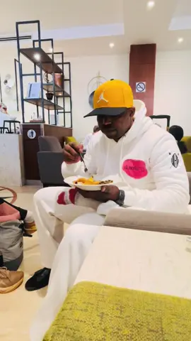 Wacha nitie Kidogo hapa kwa Aspire Lounge ya Gulf Air kabla nifike Bahrain nipate Hawajapika..🤭