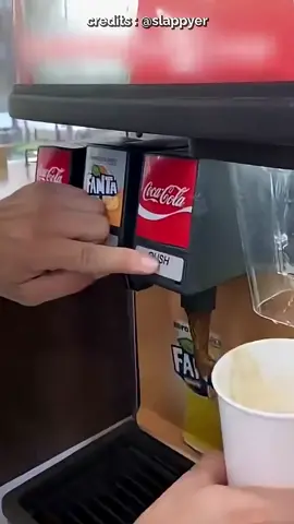 Mengapa dia hanya mengambil bagian yang berwarna cokelat saja? 🤔 #fyp #foryou #foryoupage #why #brownpart #cocacola #cocacolachallenge #antonioarsy 