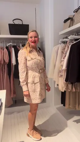 🍂 Fall vibes are here and I’m showing you some of my favorite outfits for the season! Brown is THE color right now – and styled with soft pink, it makes a suit both powerful and feminine. ✨ Think timeless classics with a modern twist – pieces you can wear every day, but also dress up for the evening. Which look is your fave? 💕 #FallOutfits #iisa #FashionTok #TimelessStyle #FallTrends