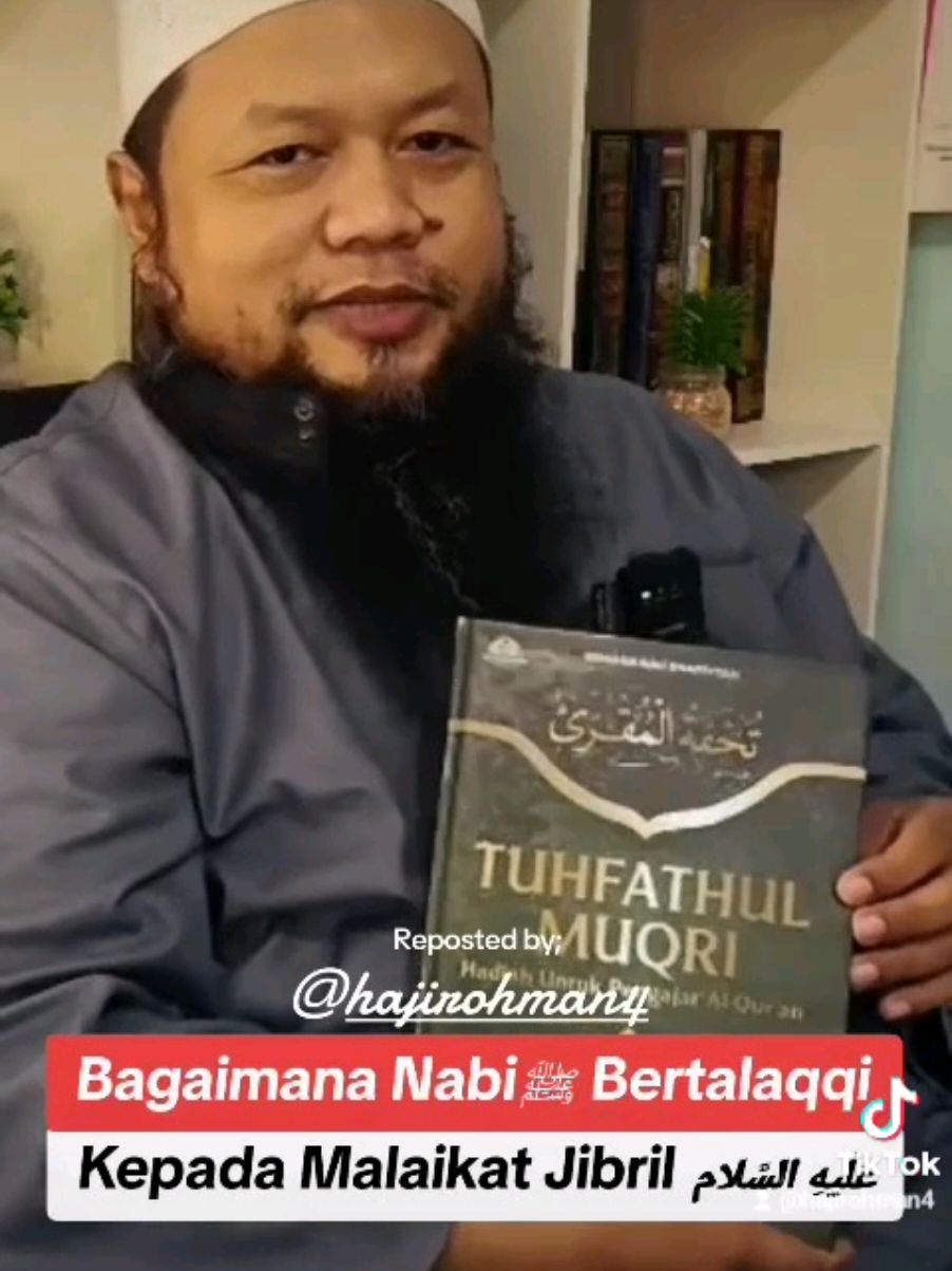 ⛔️ Bagaimana Nabi ﷺ bertalaqqi kepada Jibril عَلَیهِ‌ السَّلام ‼️ by  Ustadz Rendra Abu Shafiyyah repost By #hajiganteng  #tahsinkanindonesia #tahsinkankeluarga #tahsin #alquran    ⚠️ Ada 72% Muslim Indonesia gak bisa  ❓️❓️  https://www.youtube.com/@hajirohmanabdurohman9295 5 إذْ وَاجِــبٌ عَلَـيْـهِـمُ مُـحَـتَّــمُ *** قَـبْـلَ الـشُّـرُوعِ أَوَّلاً أَنْ يَعْـلَـمُـوا 6 مَـخَـارِجَ الْـحُـرُوفِ وَالـصِّـفَـاتِ *** لِيَلْـفِـظُـوا2 بِـأَفْـصَـحِ الـلُّـغَــاتِ 5. Maka wajib secara mutlak bagi para pembaca Al-Quran, sebelum mereka mulai membaca Al-Quran, hendaklah terlebih dahulu memahami, 6. Tempat-tempat keluarnya huruf hijaiyah serta sifat-sifat yang mengiringinya, agar mereka bisa mengucapkan huruf demi huruf tersebut dengan bahasa yang paling fasih.  خيركم من تعلم القرآن وعلمه “Sebaik-baik kalian adalah orang yang mempelajari Al-Qur’an dan mengajarkannya”. (HR. Bukhori). اَلإِسْنَادُ مِنَ الدِّيْنِ وَلَوْلَا الإِسْنَادُ لَقَالَ مَنْ شَاءَ مَا شَاءَ  “... itu bagian dari agama. Kalau bukan karena Isnad, pasti siapaun bisa berkata apa yang dia kehendaki...” (Abdullah bin al-Mubarak rahimahullah(ulama tabi’ at tabi’in))  انَّا نَحْنُ نَزَّلْنَا ٱلذِّكْرَ وَإِنَّا لَهُۥ لَحَٰفِظُونَ 