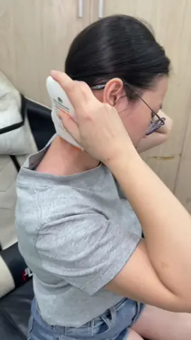 Chứng đau cổ - vai - gáy ảnh hưởng tới sức khỏe và tinh thần của anh chị cô chú rất nhiều, dùng thanh lăn massage cốt gừng là để bảo vệ chính bản thân mình #MocTamPhuoc #ThanhLanMassage #CotGung 