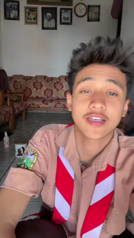 rambut nya kenak setrum😭