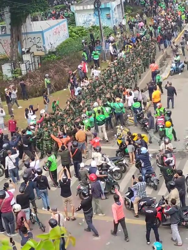 Tentara turun untuk mengamankan kondisi karena anak STM sudah mulai berdatangan #fyp #demostm #bemsi #poldametrojaya 