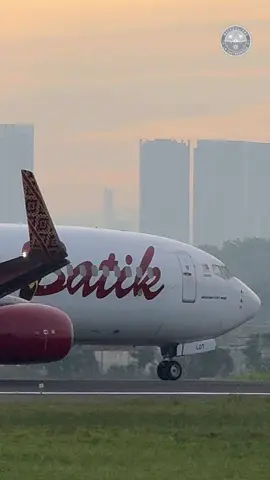 Bathed in the calm of an early Friday morning, MALINDO 1012 of Batik Air Malaysia lifts gracefully from runway 15 at Subang’s Sultan Abdul Aziz Shah International Airport, charting its path eastward to Kota Kinabalu. #batikairmalaysia #malindo #SZB #aviation #airport 