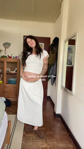 hairs wild and free and so my outfit had to match. Feeling very hippy in the fit today but it’s fun to dress not in my typical jeans and a tee 🌾 #OOTD #bohooutfit #bumpstyle #bumpfriendlyfashion 