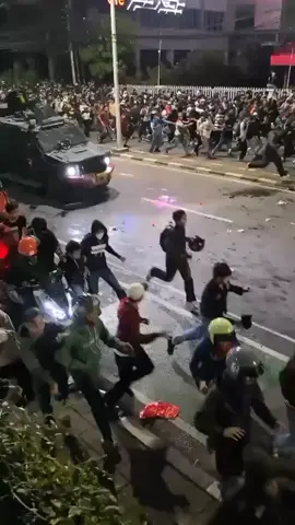 ojol yang ketabrak mobil brimob,  padahal masih bisa diselamatkan  tapi malah lanjut ditabrak lagi  sampai kelindes berulang kali.  Mana umurnya dia masih sangat  muda dan ojol tersebut habis  mengantarkan orderan makanan,  tapi malah harus kehilangan nyawanya. Apa ini dilakukan dalam kesengajaan  agar jadi pengalihan isu dan rakyat  jadi fokus menyerang  brimob supaya melupakan kasus DPR.  Ini beritanya udah menyebar  sampai ke internasional loh  masa negara sendiri ngebiarin kasus ini.#ojol #demo #fypシ゚  #brimob #🥀🥀🥀🥀🥀🥀🥀🥀🥀🥀🥀🥀🥀🥀🥀 