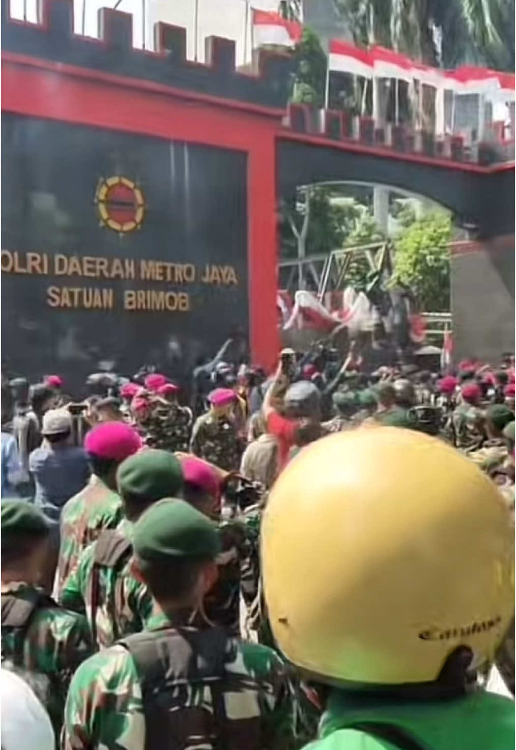 Kondisi di depan Polri metro jaya #poldametrojaya #ojoldemo #demo #dpr #dprdemo #brimob #kantorbrimob #demojakarta #demodinihari #TunjanganDPR #demoojol #ojolterlindas 