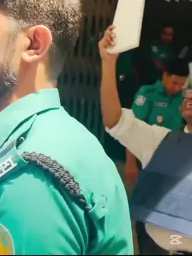 সংবিধান বই হাতে নিয়ে আদালত চত্বরে প্রতিজ্ঞা: এই মুক্তিযুদ্ধের ৭২ এর সংবিধার রক্ষা করবো।  অধ্যাপক হাফিজুর রহমান আইন বিভাগ, ঢাকা বিশ্ববিদ্যালয়। #1971 #অধ্যাপকঢাবি #সংবিধান #NM #viralvideo 