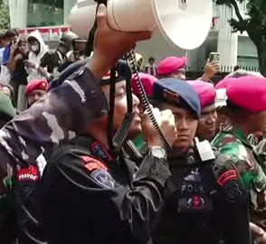 Kombes Pol Henik Maryanto menemui pendemo di depan Mako Brimob Kwitang meminta keadilan atas meninggalnya Affan Kurniawan pada Jumat, (29/8/2025). #brimob  #polri 