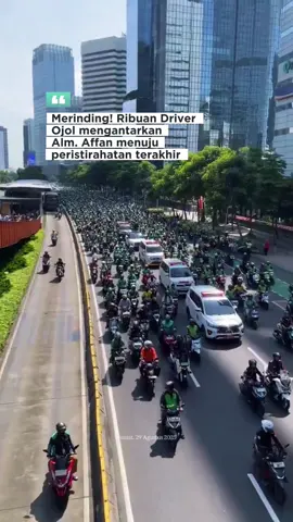 Ribuan driver ojek online turut mengiringi Affan Kurniawan, korban aksi demo yang dilindas oleh mobil taktis barakuda Brimob, ke tempat peristirahatan terakhirnya. 📹:Agtblhkk, Dok. Warga. #demo #affan #beritaviral #mobilbrimob #fyp 