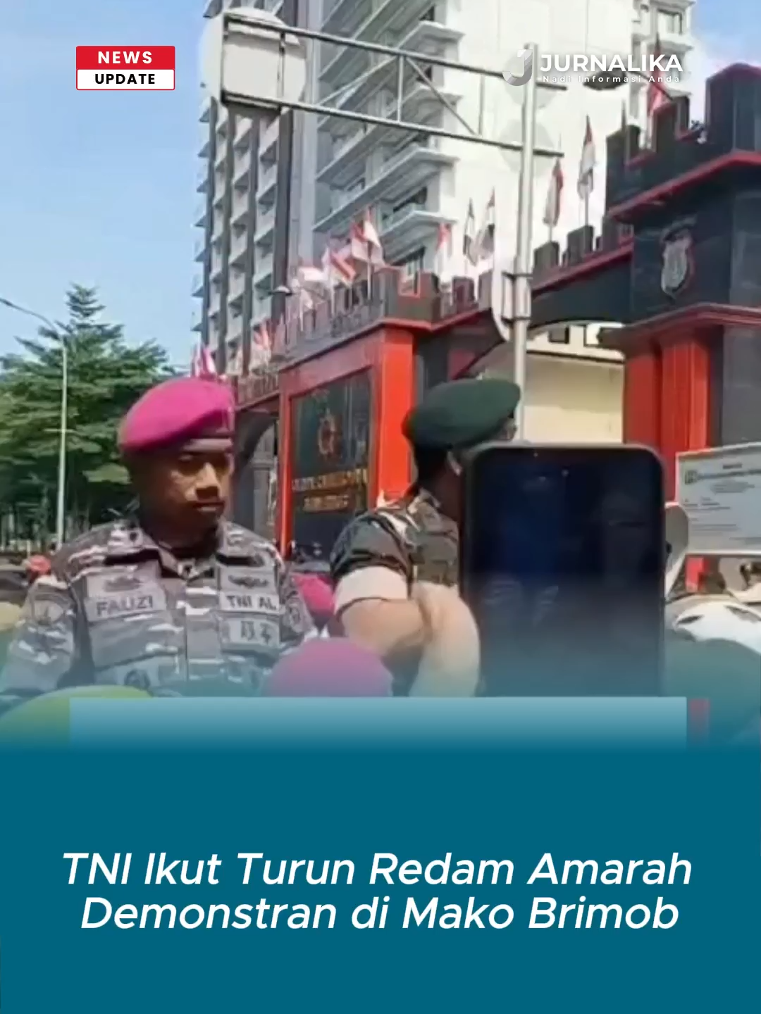 TNI Ikut Turun Redam Amarah Demonstran di Mako Brimob Markas Komando (Mako) Brimob di Kwitang, Jakarta Pusat, Jumat pagi ini masih dikepung massa. Demonstran yang terdiri dari warga dan pengemudi ojek daring yang melakukan pelemparan dan melakukan aksi provokasi itu diminta agar tenang. Sejumlah personel TNI AL mengajak massa demonstran di Mako Brimob, Kwitang, Jakarta Pusat, untuk berdialog dan menghentikan pelemparan kepada petugas. #tni #tniad #tnial  #polisi #ojol #affan #dprri #demo #bubarkandpr #aksi28agustus #affankurniawan #brimob