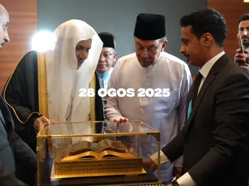 Alhamdulillah, tahun ini Malaysia diberi kesempatan dan penghormatan menjadi tuan rumah Persidangan Antarabangsa Pemimpin Agama 2025 bertemakan “Peranan Pemimpin Agama Dalam Penyelesaian Konflik” anjuran Liga Muslim Sedunia (Rabitah al-Alam al-Islami) dan Jabatan Kemajuan Islam Malaysia (JAKIM) di Kuala Lumpur.   Saya singgung kepentingan para sarjana, wakil agama dan tokoh yang hadir bukan sekadar mendalami masalah hukum-hakam dalam agama masing-masing tetapi juga peka kepada maslahah umum untuk lebih asertif menyeru mesej keadilan, nilai dan kemanusiaan dalam mendepani cabaran besar hari ini.  Perbedaan yang ada sama ada antara agama atau intra agama sewajarnya tidak menghalang kita berikhtiar membina masyarakat yang seimbang dan memupuk semangat Ummatan Wasata. Esensi Maqasid al-Syari‘ah sebagaimana dinukilkan oleh Imam al-Syatibi juga memberi penekanan mengenai perlindungan maruah insan, nyawa dan harta yang secara tidak langsung menunjukkan Islam juga mementingkan aspek kemanusiaan khususnya berkaitan hak asasi manusia.  Saya juga berpeluang meraikan para ulama dan tokoh agama dari dalam dan luar negeri yang hadir dalam acara ini. Semoga persidangan ini memberi manfaat dan meningkatkan tekad kita bersama dalam mengangkat nilai kemanusiaan dan kesejahteraan. Malaysia akan berbuat sedaya upaya yang ada dalam mendukung inisiatif begini untuk kepentingan bersama. #MalaysiaMADANI  #MADANIbekerja #RancakkanMADANI 