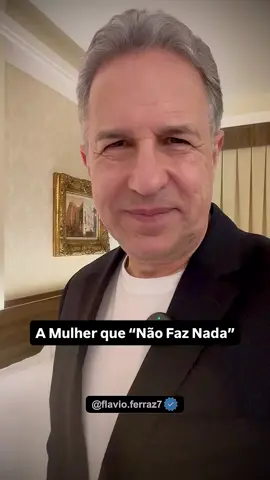 À mulher que “não faz nada”… Dizem que ela não trabalha. Que “fica em casa”. Que não faz nada. Mas é ela quem carrega nas costas o peso invisível que sustenta a família: a roupa limpa, a comida na mesa, a lição de casa corrigida, o banho dado, a febre cuidada de madrugada, o abraço na hora certa, o colo que nunca falta. É ela quem organiza o caos antes que ele aconteça. Quem sabe onde está cada meia perdida, cada documento importante, cada detalhe que parece insignificante… até alguém precisar dele. E quando um dia ela resolve “não fazer nada”, a casa desmorona, o silêncio vira grito, a ordem se transforma em ruína. A verdade é dura: não existe nada mais trabalhoso do que “não fazer nada” como ela faz. Homens, envergonhem-se de não enxergar. Mulheres, orgulhem-se: vocês são a espinha dorsal de tudo o que chamamos de lar. Segue, Curte, Comente e Compartilhe #PenseNisso #flavioferraz7 @flavio.ferraz7