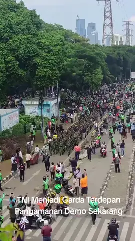 TNI Menjadi Garda Terdepan.  Penanganan Demo Sekarang #tni #demo2025 #ojolterlindas #brimob #demorusuh