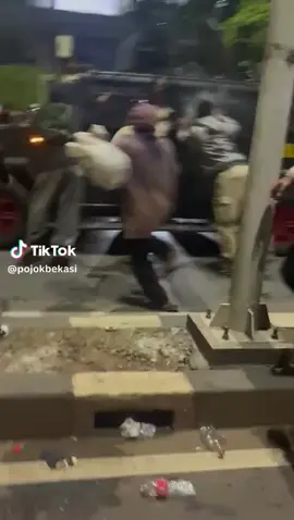 #saya berduka cita kepada bg Affan kurniawan telah meninggal dunia saat demo pada tanggal 28-agustus-2025#allhamdulilah  telah terkubur tadi pagi dan telah di bantuin sama teman teman ojol nya dan buat bg ojol makasih udh membantu menguburkan jenazah bg Affan kurniawan 🙏🙏#fyp 