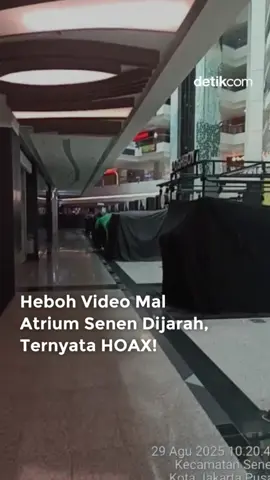 Beredar sebuah video di media sosial yang disebut memperlihatkan kericuhan dan penjarahan di Mal Atrium Senen. Namun, setelah ditelusuri, informasi tersebut dipastikan tidak benar alias hoax. Melansir klarifikasi resmi melalui akun Instagram @mal.atriumsenen, kondisi mal pada Jumat (29/8) terlihat aman, sepi, dan terkendali. Pihak manajemen menegaskan bahwa video yang beredar bukan terjadi di Atrium Senen.  Mereka juga mengimbau masyarakat untuk tidak mudah percaya pada kabar yang sumbernya tidak jelas dan tidak menyebarkan informasi menyesatkan. Baca berita selengkapnya hanya di detik.com!  Creator: Gaby  #detikcom #reels #mediasosial #Hoax #AtriumSenen   