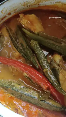 Gulai Kari Ikan Bentong dengan Ikan Cencaru Sumbat. Alhamdulillah nikmat makan panas-panas dan balik kampung. 