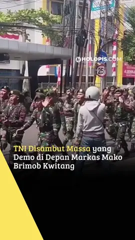 Ratusan anggota TNI turun langsung menenangkan massa di depan Mako Brimob Kwitang, Jakarta Pusat, Jumat (29/8). Massa yang didominasi driver ojol sempat memanas, hingga akhirnya mereda setelah adanya permintaan maaf terbuka dari Komisaris Brimob Anton Asrar. #TNI #Brimob #Ojol #Demo #fyp