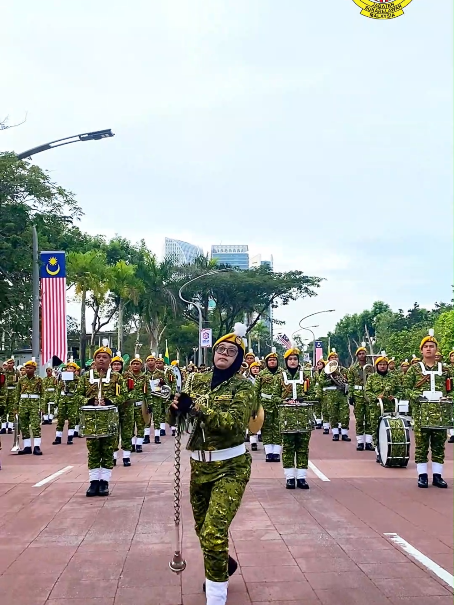 Siapa rindu nak tengok aksi Drum Major Nurliza Binti Abu Kassim, atau lebih dikenali sebagai ‘akak’ RELA?  Gaya lambungan tongkat bertenaga yang memukau diiringi persembahan penuh semangat Pasukan Pancaragam RELA Malaysia. Mereka bukan sekadar kumpulan muzik, malah adalah pasukan ‘dual talents’ iaitu berkemahiran dalam pancaragam dan kombo 🎶🔥 Jom sama-sama turun ke Dataran Putrajaya pada 31 Ogos ini (Ahad)! Saksikan persembahan pancaragam RELA Malaysia, pasukan kontinjen RELA Malaysia dan pelbagai lagi penampilan badan beruniform serta aset jabatan lain. 🇲🇾✨ Jom kita semarakkan semangat patriotisma dan cintakan negara, bersama-sama meraikan Hari Kebangsaan 2025! #RELASiapsiaga #SetiaBerbakti #MADANIBekerja #MalaysiaMadani #KeselamatanTanggungjawabBersama #IhsanMADANI #BersamaMalaysiaku #HKHM2025 #merdekarela2025