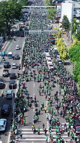 Jum'at 29 Agustus 25 Ribuan pengemudi ojol mengantarkan jenazah Affan Kurniawan ke TPU karet bivak jakarta pusat pada Jum'at siang #ojolviral #indonesia #affankurniawan #jakartakeras 