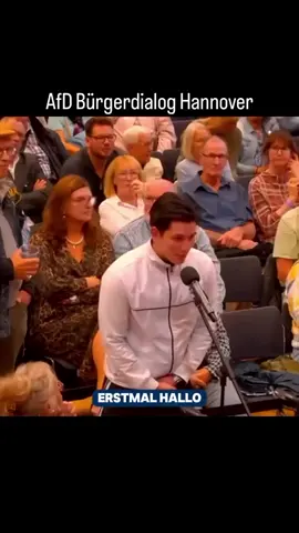 Super integrierter Moslem, der sogar perfekt Deutsch spricht und das ohne Akzent. Er wird mehrfach von AfD-Mitgliedern applaudiert und geschätzt. Von ihm können sich viele andere SPD-Mitglieder eine große Scheibe abschneiden. Die SPD hingegen lässt bei ihren Bürgerdialogen keine AfD-Mitglieder vorsprechen. Die wahren Antidemokraten. 