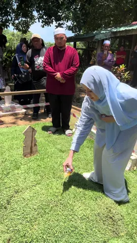 AlFatihah… Pada hari Jumaat yang mabrur ini, Sophia diberi rezeki untuk menziarah kubur arwah zara qairina.Semoga segalanya dipermudahkan untuk keluarga arwah. I couldn’t hold back my tears as an overwhelming grief, pain and injustice filled the air at the grave. May there be justice. I stand against bullying. #justiceforzara #stopbullying #solidaritiforzara #IStandAgainstBullying 