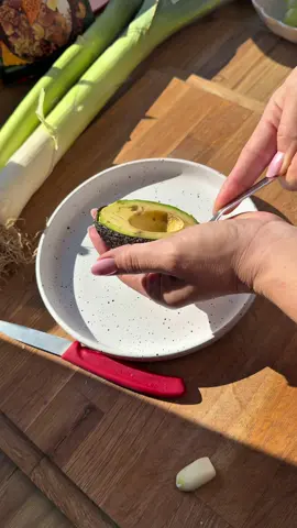 Tosty  chleba żytniego, pasta avocado, jajco 1 dojrzałe awokado 1 ząbek czosnku (może być świeży albo upieczony w kotilce z oliwą - wtedy pasta jest łagodniejsza i kremowa) (Opcjonalnie, ja nie dodawałam) sok z limonki lub cytryny (1/2 łyżeczki) 1 łyżeczka oliwy z oliwek sól i pieprz do smaku szczypta chili, natka pietruszki lub koperku  ( można jeszcze dodać pomidory suszone pokrojone w kosteczkę)  Pestki: u mnie podprażone: dynia, słonecznik, biały sezam, płatki migdałów, jagody goji.  Awokado przekrój na pół, wyjmij pestkę i wydrąż miąższ. Zmiażdż widelcem. Dodaj pokrojony lub przeciśnięty przez praskę czosnek (jeśli używasz pieczonego - wystarczy wycisnąć kremowy miąższ). Dodaj oliwę Jeśli lubisz: Skrop sokiem z cytryny/limonki Dopraw solą, pieprzem i/ lub płatkami chilli  Chleb zrób w tosterze lub podpiecz na patelni z odrobiną masła lub oliwy, posmaruj serkiem twarogowym, na to nałóż pastę.  Ugotuj jajo na twardo, pokrój, połóż na chleb z pastą, dopraw solą i pieprzem.  Dla przełamania smaków - posyp rozkruszoną granolą, żurawiną. #gotujztypiarą #tatypiara #avocado 