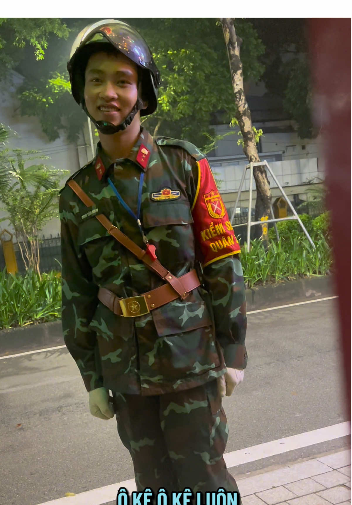 Chú bộ đội dễ thương đi làm nhiệm vụ mà gặp ngay nhền nhện chúa 🤣🤣 đáng iu quá em ơi 😀😀#A80 #vietnamtoiyeu #vietnam #bodoi 