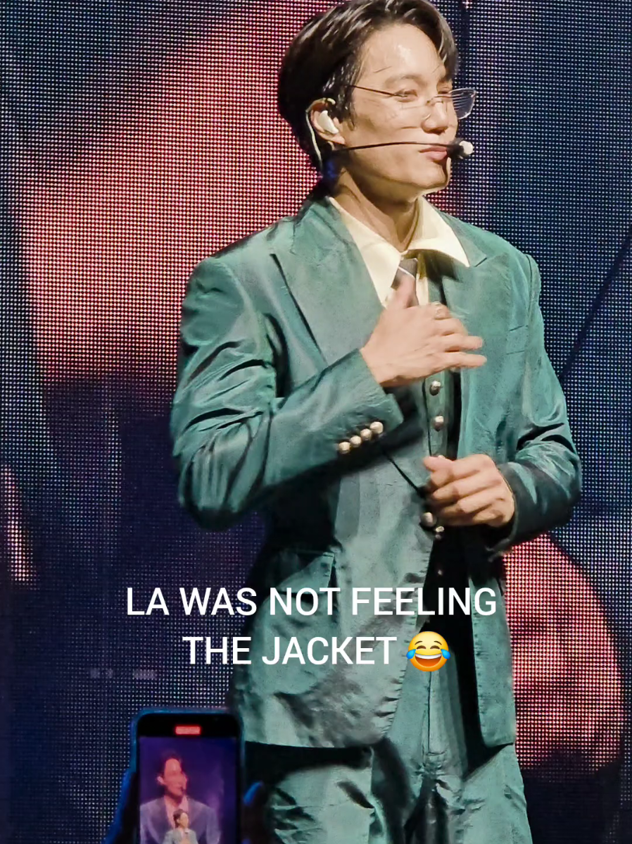 Kai had to make some adjustments 😂@EXO #카이 #EXO #KAI  #KAION #kpopconcert 