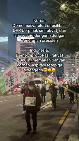 Orgil negara kita emang😡 btw ini aku shock pas di korea ada demo trus DPRnya berpihak sm rakyat?! Trus dikabulin permintaannya juga 😳 presiden turun🙂 di INDO AMPE KITA MARAH MARAH TERIAK DEPAN MUKA JUGA MEREKA MALAH NANTANG BALIK🤬 ATAU BAHKAN GA GUBRIS😓 budeg bgt gitu bodo amat rakyat yg penting kepentingan pejabat🫢 #demo25agustus2025  #demo28agustus2025 #dpr #polisi #aparatkeparat 
