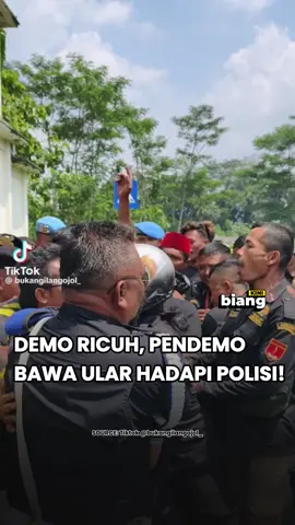 Suasana demo yang awalnya tegang semakin ricuh ketika massa bentrok dengan aparat. Di tengah kekacauan, seorang pendemo mencuri perhatian karena membawa seekor ular saat berhadapan dengan polisi. Momen tak biasa ini bikin situasi semakin panas dan bikin massa kaget. #DemoRicuh #BentrokPolisi #DemoIndonesia #AksiMassa #BeritaHariIni   
