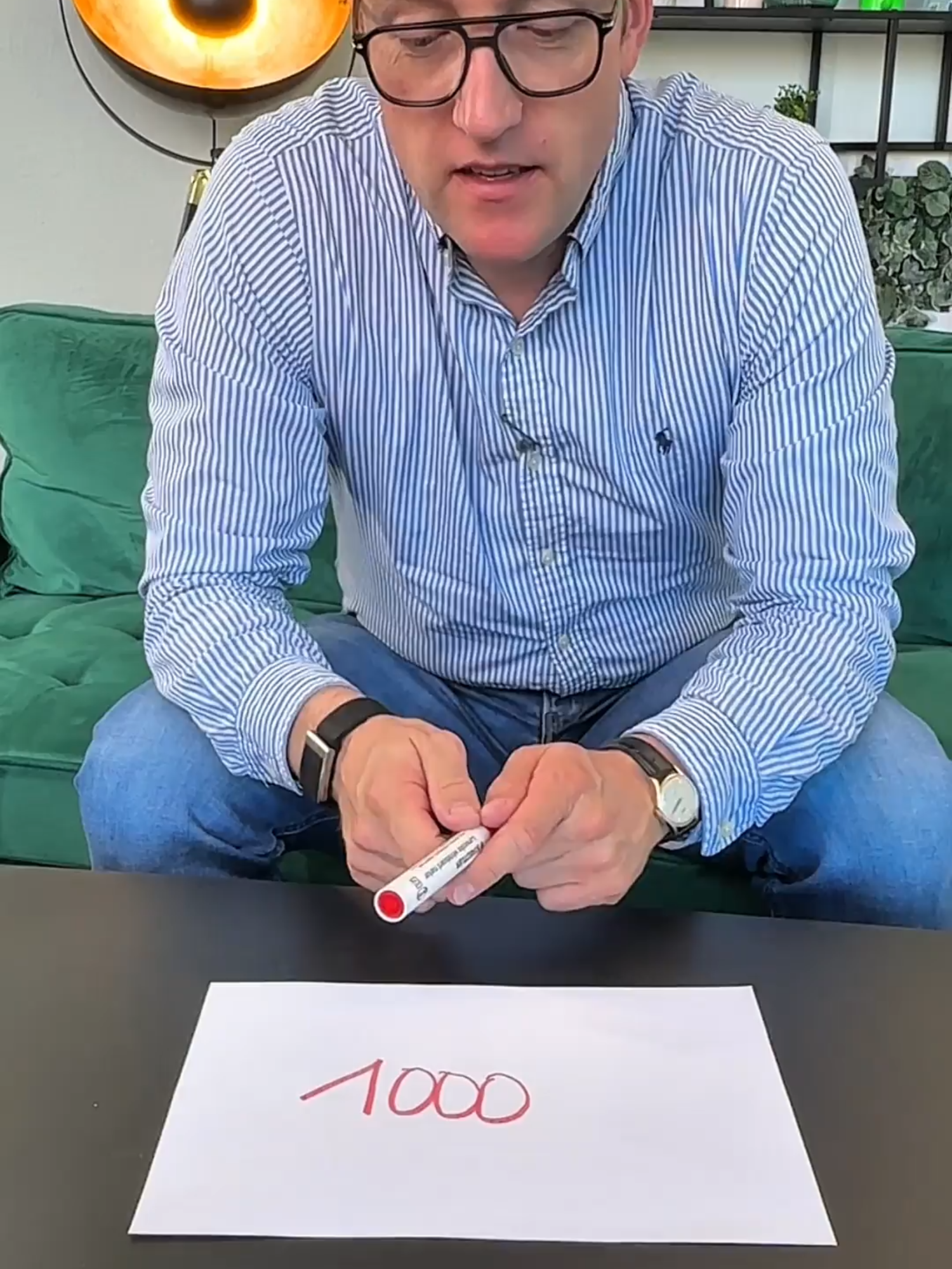 💸 „500€ Wette: Kann man die Zahl 1000 schreiben, ohne den Stift abzusetzen?“ ✍️🤯 Challenge-Time! 😅 Diesmal geht es um 500 Euro – und die Aufgabe klingt einfach, ist aber tricky: Die Zahl 1000 schreiben, ohne den Stift auch nur ein einziges Mal abzusetzen. Klingt machbar? Denkste! Im letzten Versuch habe ich schon 50 Euro verloren, aber hier wird’s ernst. 💪 Viele unterschätzen solche Rätsel & Denk-Challenges – dabei geht’s nicht nur um Spielerei, sondern auch darum, wie man Probleme löst und kreativ um die Ecke denkt. Genau das macht den Unterschied im Alltag, Business & bei Investments. Wer immer nur nach Schema F denkt, verliert – egal ob bei Wetten, Finanzen oder im Leben. 🔑💡 👉 Hättest du die Challenge gelöst? Schreib’s in die Kommentare und lass uns sehen, wer die smartesten Köpfe hier auf TikTok sind. #RobinKiera #Challenge #500EuroWette #Zahl1000 #RätselChallenge #TikTokRätsel #BrainChallenge #Denkenlernen #LogikChallenge #FinanzielleBildung #Kreativität #ProblemLösung #MindsetMatters #TikTokChallenge #MoneyMindset #Motivation #Investierenlernen #TikTokFinanzen #IQTest #FinanzTipps