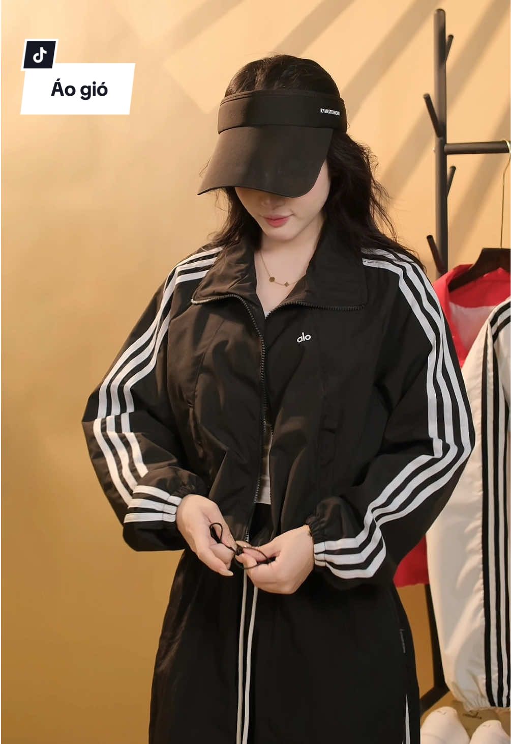 “Trời có gió thì mặc áo gió, còn phong cách thì cứ để tôi lo.” #huongly1110 #fyp #outfit #xuhuong #phoido 