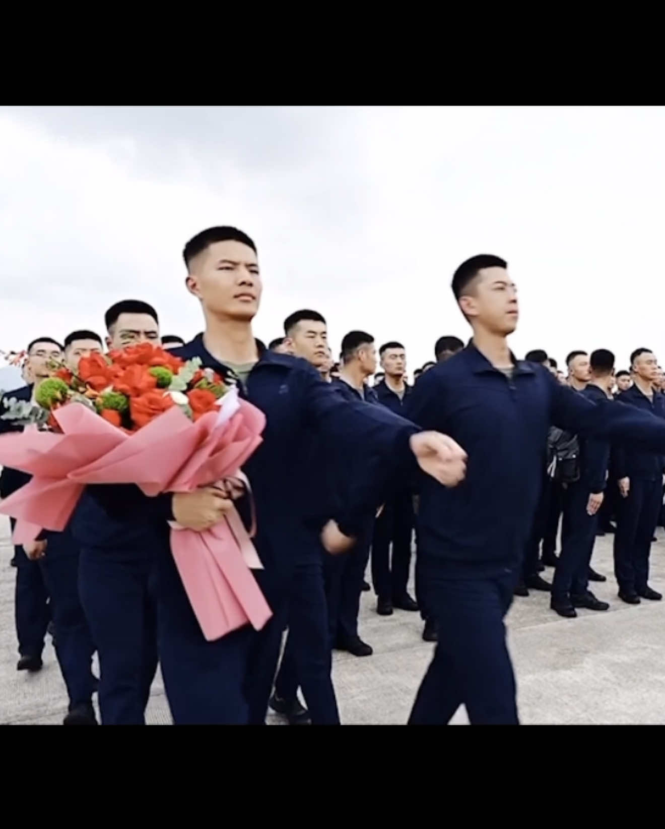 Đoàn quân nhân Trung Quốc đến sân bay Nội Bài trưa 29/8 để tham dự đại lễ A80. Hơn 12h, máy bay vận tải hạ cánh xuống sân bay quốc tế Nội Bài. Cán bộ, chiến sĩ Quân Giải phóng nhân dân Trung Quốc di chuyển theo luồng khách VIP A.#dieubinh #quockhanh2025 #quannhantrungquoc #viral #fyp   Quân đội Trung Quốc đến Việt Nam